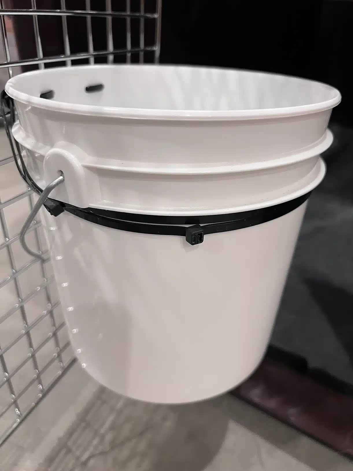 DIY 1 gallon water bucket for dog travel crate